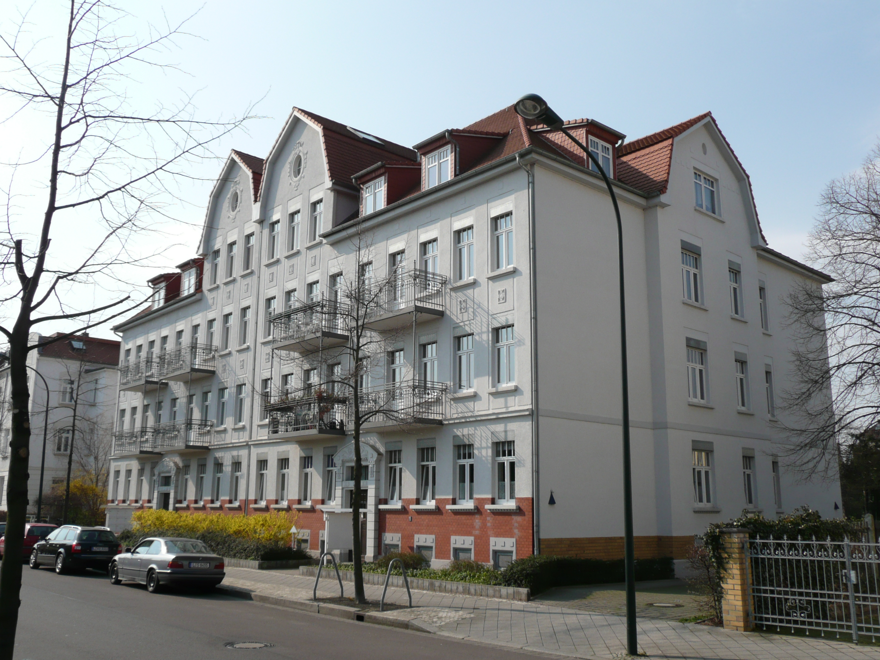 Mehrfamilienhaus mit gepflegter Außenanlage
