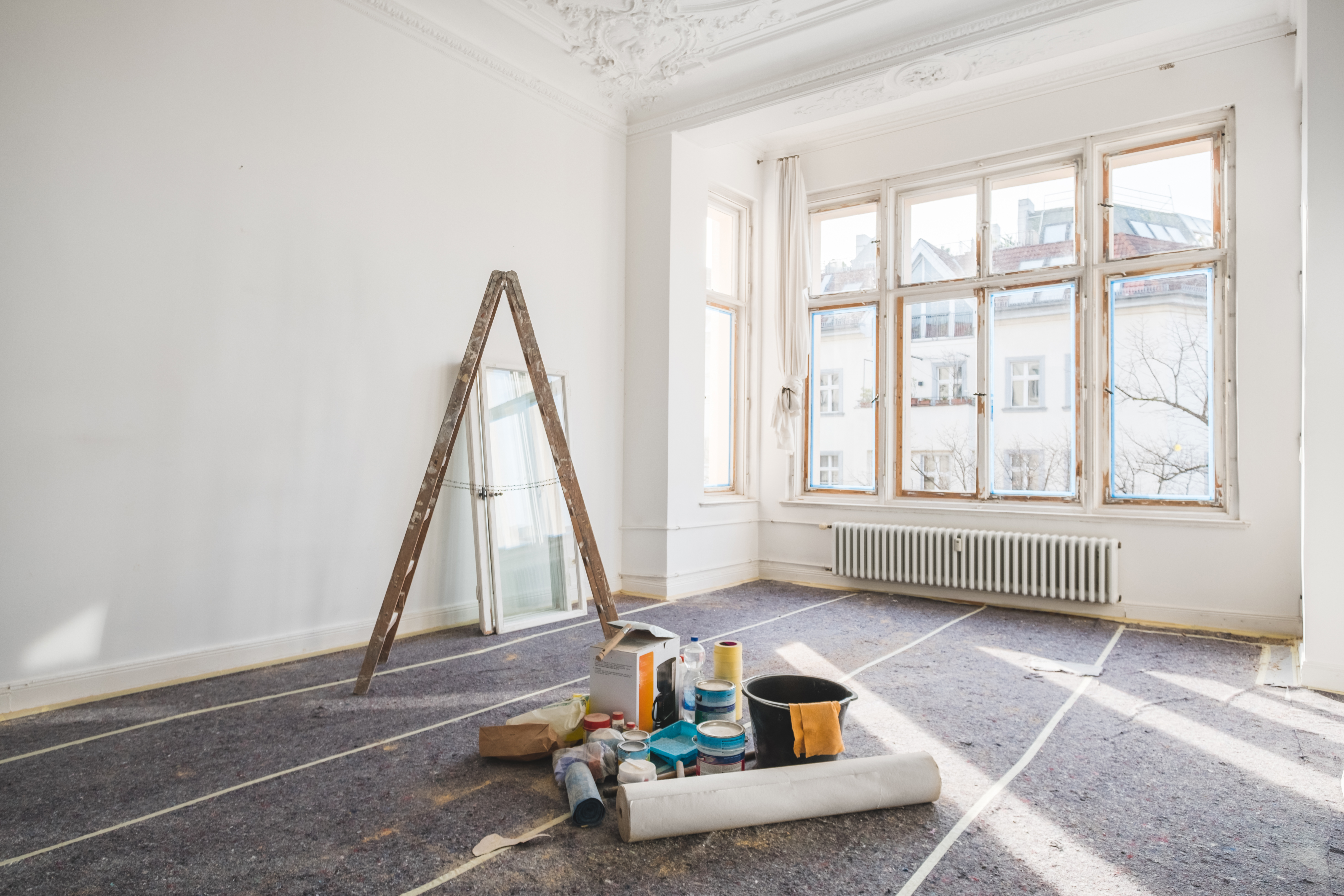 Handwerker prüft technische Anlage – technische Hausverwaltung